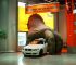 Um carro BMW seguro por debaixo de uma escultura gigante de uma mão de um gorila, numa campanha publicitária de Marketing de Guerrilha para a marca de aluguer de carros da Sixt, sob um cartaz que diz: "que diz "Não tenhas medo, ele só quer alugar".