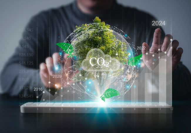Uma pessoa interage com uma representação digital do globo terrestre mostrando vegetação e ícones de CO2, com linhas de tendência e datas.