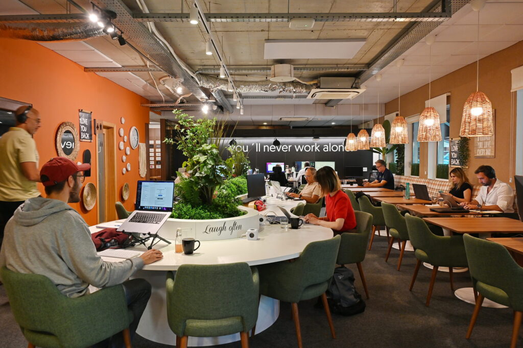 Lounge do Avila Spaces no Atrium Saldanha, em Lisboa, com profissionais em coworking