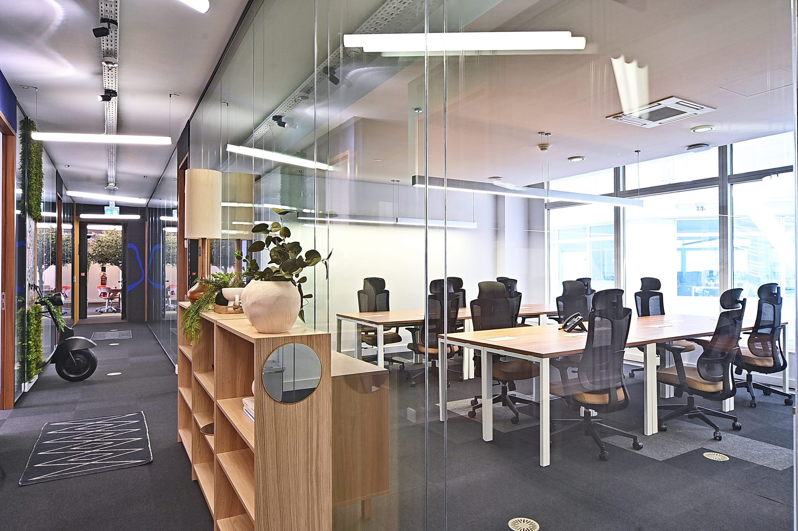 Equipa a trabalhar num escritório privado chave-na-mão do Avila Spaces, em Lisboa.